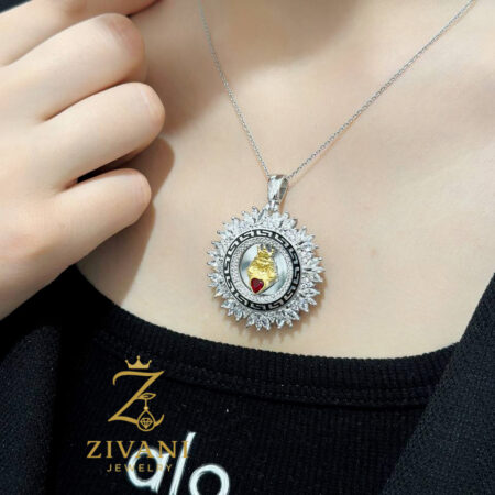 گردنبند نقره زنانه ورساچه با نگین قرمز - عکس روی بدن