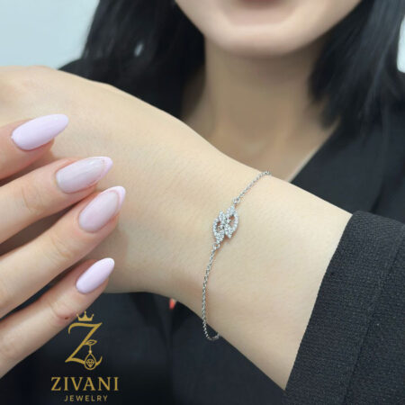 دستبند نقره ظریف برگ روی دست. دستبند دخترانه