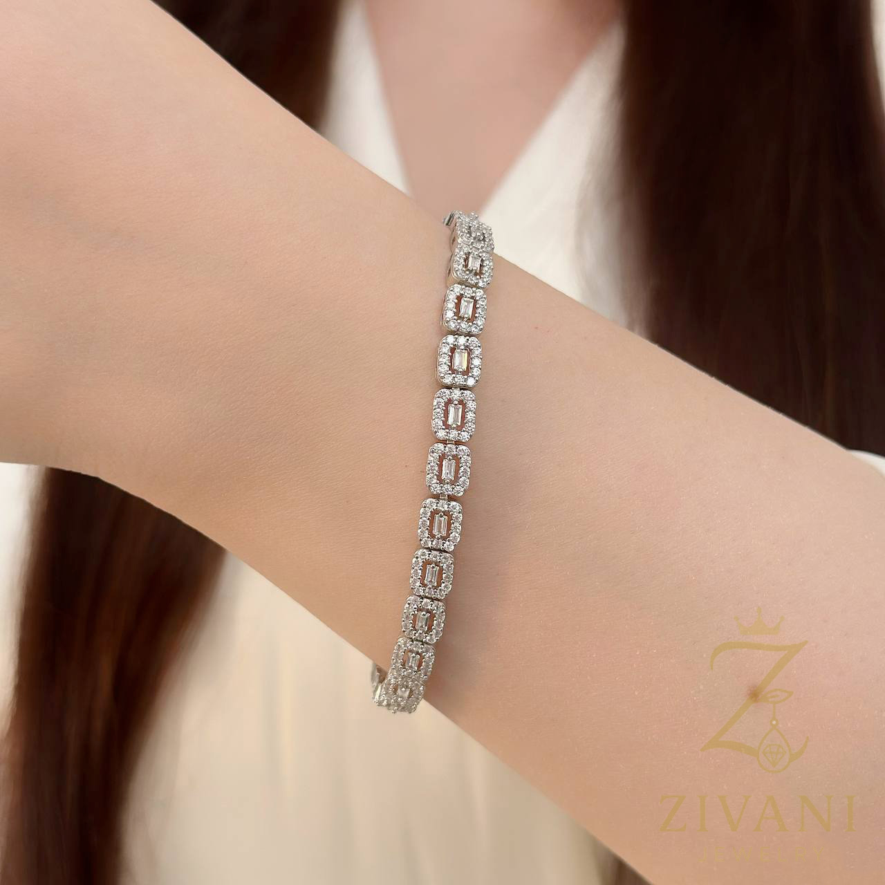 دستبند نقره زنانه مجلسی zi-b50 - عیار 925 پر نگین