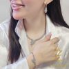 سرویس نقره زنانه طرح ققنوس وزن تقریبی 44 گرم ( تلرانس یک گرم) نگین زیرکونیا رنگ نگین سفید طول گوشواره 2 سانتی متر طول دستبند 3+18 سانتی متر طول سینه ریز 3+45 سانتی متر طرح تنیسی گوشواره قفل میخی