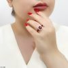 انگشتر نقره زنانه نگین دار zi-r-19 نگین قرمز روی دست