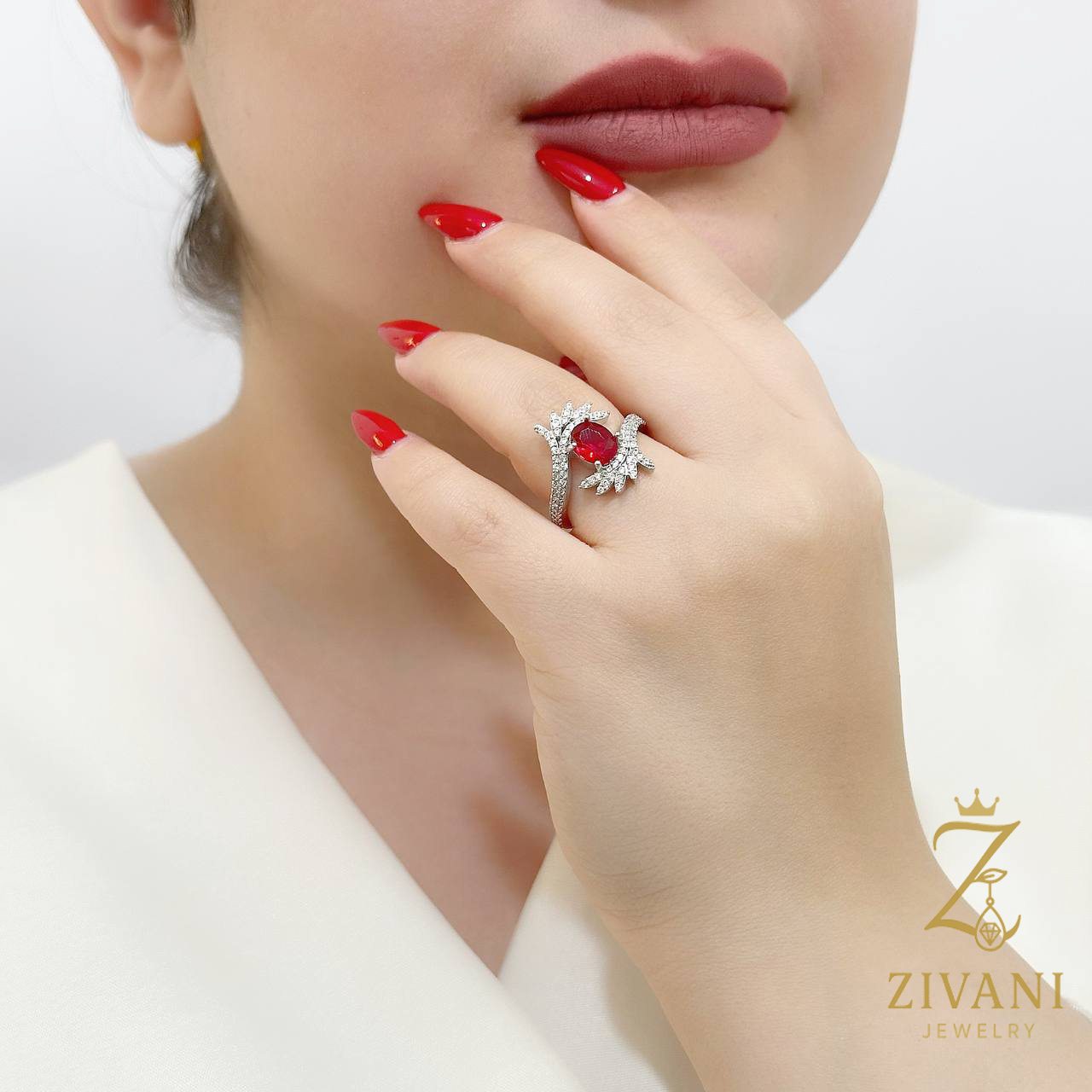 انگشتر نقره زنانه نگین دار zi-r-26 نگین قرمز روی دست