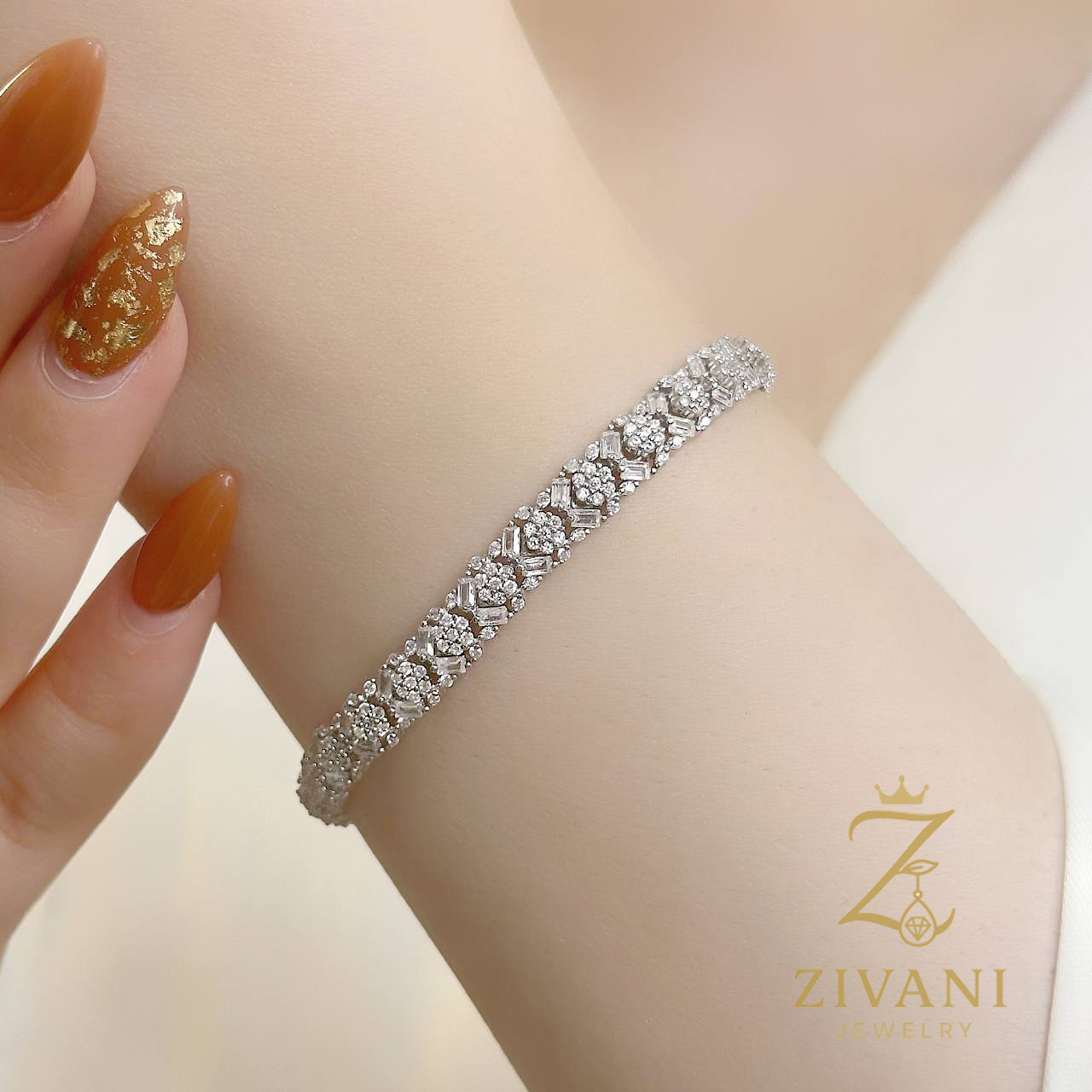 دستبند نقره زنانه فلاور zi-b-70 عکس اصلی روی دست