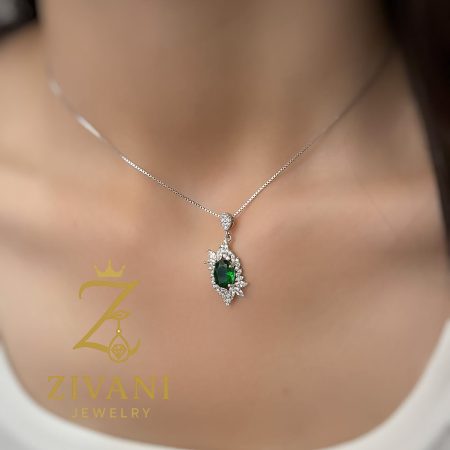 گردنبند نقره زنانه نگین سبز روی گردن