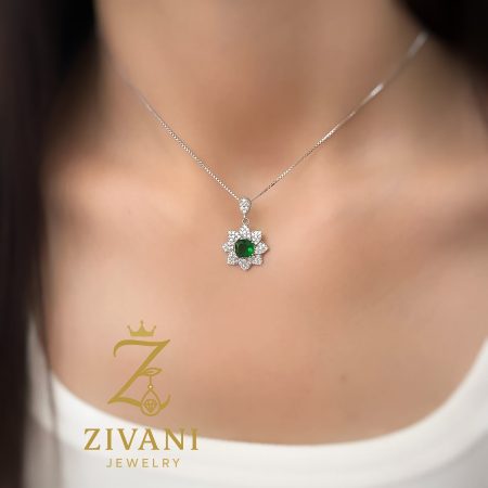 گردنبند نقره زنانه نگین سبز جواهری روی گردن