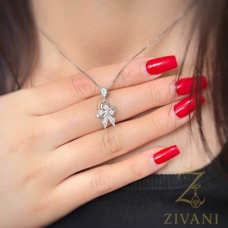 گردنبند نقره زنانه پاپیون روی بدن