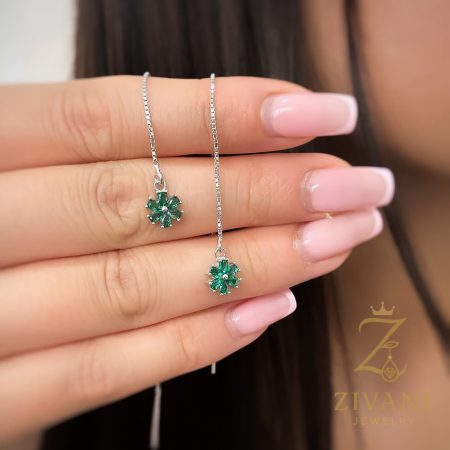 گوشواره نقره بخیه ای گل نگین سبز روی دست